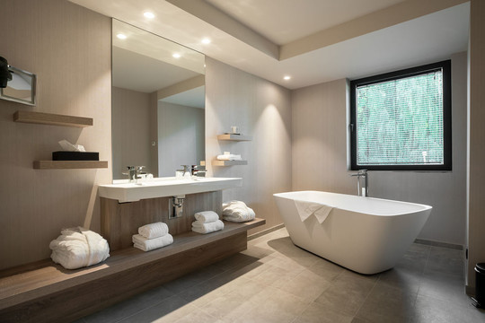 Salle de bain spacieuse de la Suite Executive à l’hôtel Van der Valk Nivelles-Sud, avec grande baignoire et douche pour un moment de détente après une journée de travail ou de visite en Brabant Wallon.
