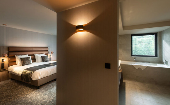 Profitez du confort de nos Suites Executive à l’hôtel Van der Valk Nivelles-Sud, équipées d’un lit confortable, d’un coin détente et d’un accès Wi-Fi gratuit pour vos séjours d’affaires ou de loisirs.