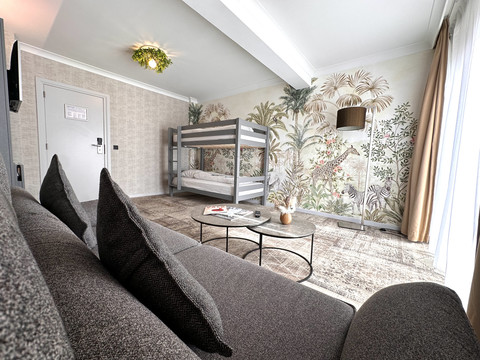La Suite Familiale du Van der Valk Hotel Nivelles-Sud offre un lit superposé pour les enfants et un lit double pour les parents, garantissant confort et détente pour tous.