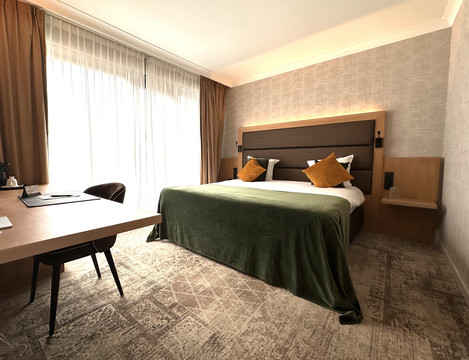 Découvrez la Suite Familiale du Van der Valk Hotel Nivelles-Sud, avec un espace moderne, un coin salon confortable et tout le nécessaire pour un séjour réussi en famille.