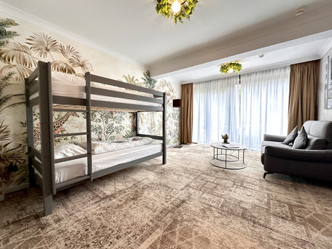 La Suite Familiale du Van der Valk Hotel Nivelles-Sud offre un lit superposé pour les enfants et un lit double pour les parents, garantissant confort et détente pour tous.