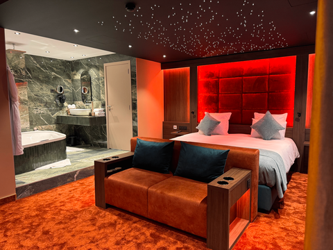 Suite Cosy à l’hôtel Van der Valk Nivelles-Sud, équipée d’un lit haut de gamme, d’un coin détente et d’un éclairage d’ambiance pour un séjour relaxant en Wallonie.