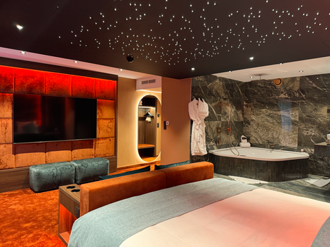 La Suite Cosy à l’hôtel Van der Valk Nivelles-Sud, offrant un espace moderne avec Wi-Fi gratuit, télévision et literie confortable, idéale pour un séjour détente ou romantique.
