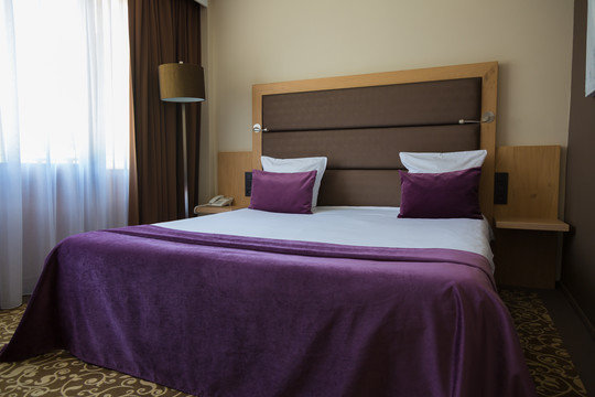 Chambre double supérieure avec lit double, décorée de façon moderne et équipée pour un confort optimal.