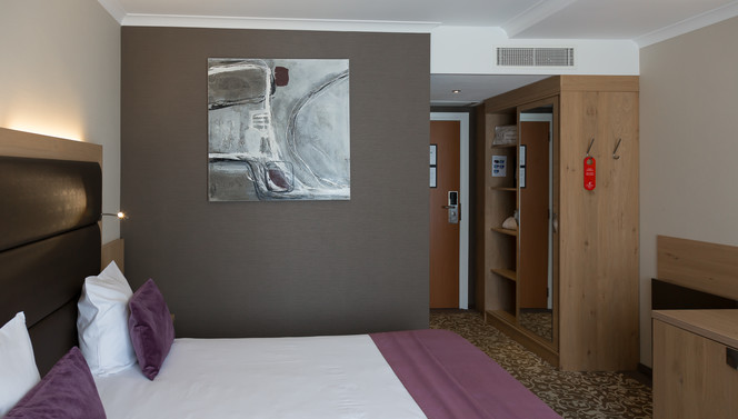 Intérieur moderne de la chambre supérieure avec lit double à Nivelles