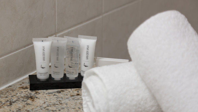 Produits de douche fournis dans la salle de bain de la chambre supérieure avec lit double à Nivelles