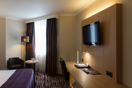 Espace de travail avec bureau et chaise dans la chambre économique à Nivelles, idéal pour les voyageurs d’affaires recherchant confort et praticité.