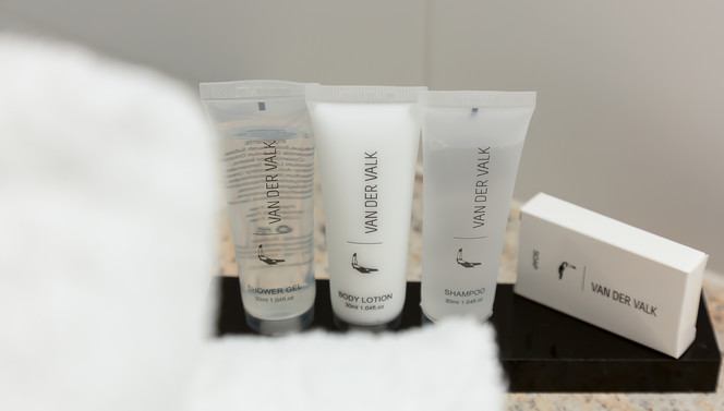 Produits de salle de bain offerts dans la chambre économique de l’hôtel Van der Valk Nivelles