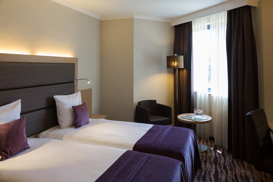 Chambre économique avec lits jumeaux, offrant un espace confortable et moderne à l’hôtel Van der Valk Nivelles.