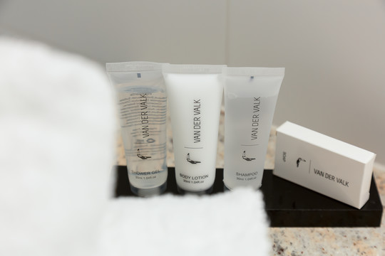 Produits de salle de bain offerts dans la salle de bain privative de la chambre économique avec lits jumeaux à l’hôtel Van der Valk Nivelles.