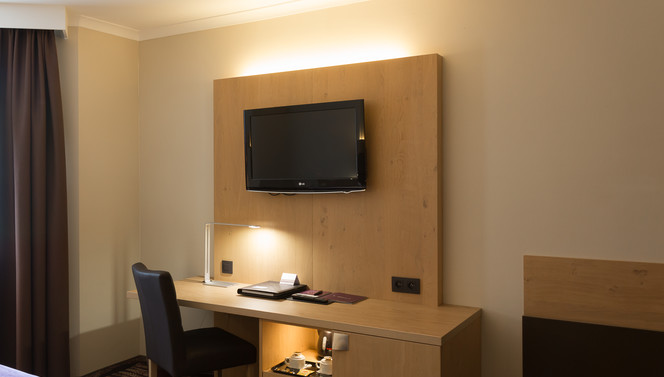 Bureau fonctionnel dans la chambre économique avec lits jumeaux à Nivelles