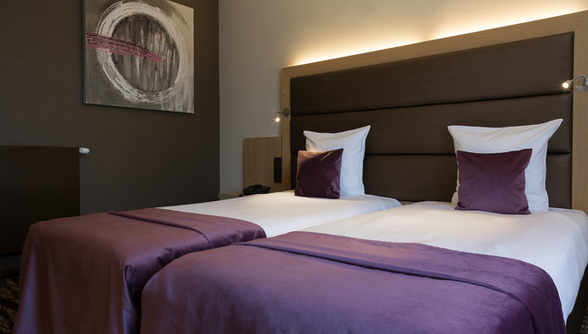 Intérieur moderne de la chambre économique avec lits jumeaux à Nivelles