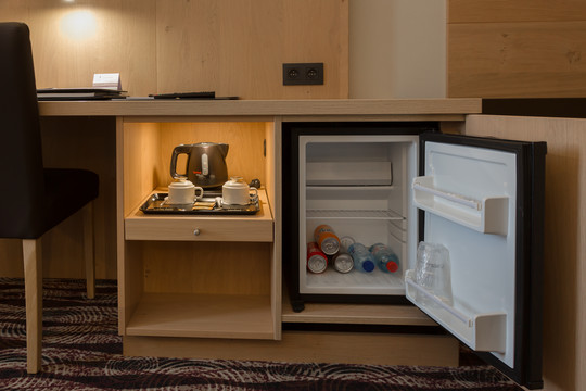 Minibar gratuit, offrant une sélection de boissons soft dans la chambre supérieure avec lits jumeaux à l’hôtel Van der Valk Nivelles.