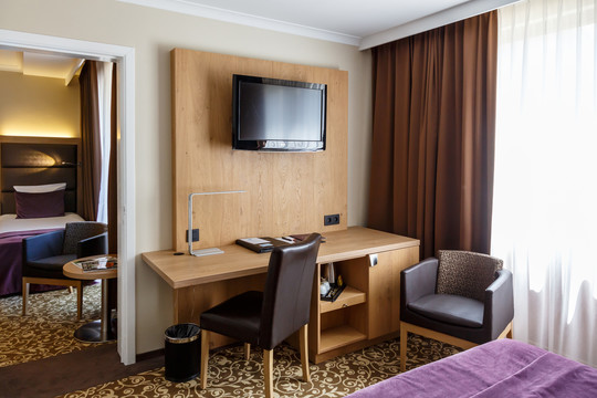 Coin bureau équipé dans la chambre familiale, parfait pour travailler ou organiser son séjour en famille dans le Brabant Wallon.
