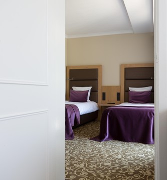 Espace pour enfants avec lits simples dans la chambre familiale du Van der Valk Hotel Nivelles-Sud, idéal pour un séjour familial agréable.
